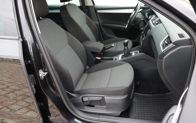 Skoda Octavia cena 39900 przebieg: 210000, rok produkcji 2015 z Miechów małe 742